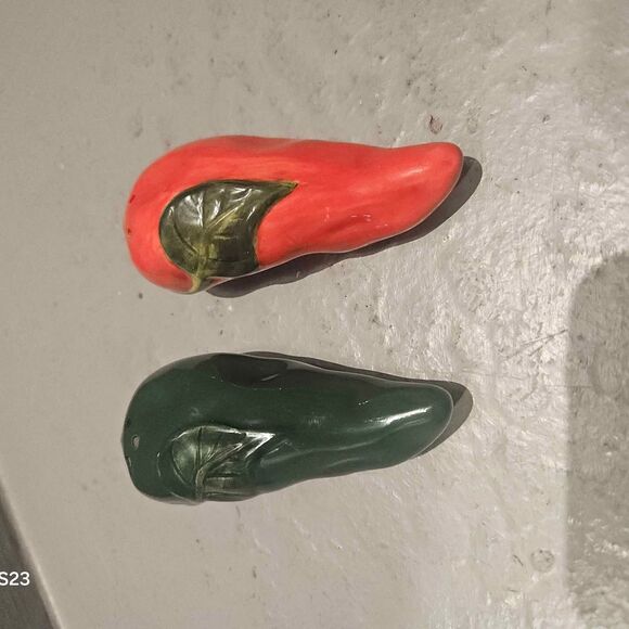 Salt and Pepper Shakers Ceramic  Peppers Jalapeño Southwest 4" - Picture 1 of 5